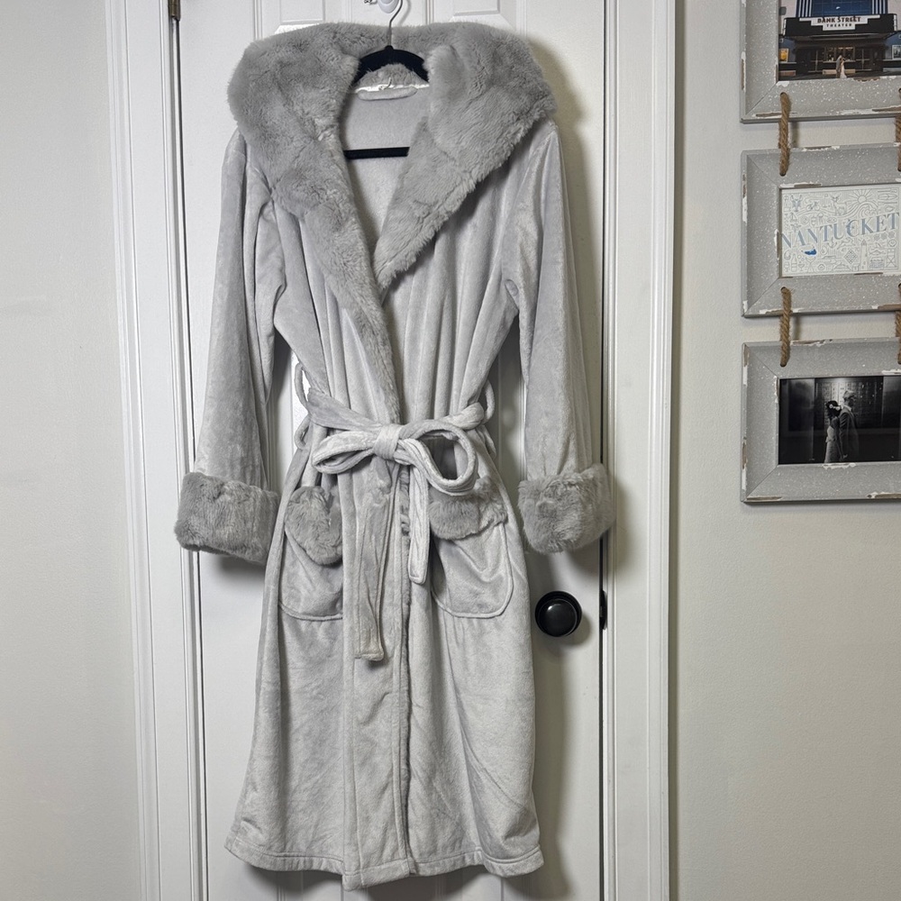 Pottery Barn Faux Fur Trim Hooded Robe Gray Plush Luxury Spa Gift Medium View 2